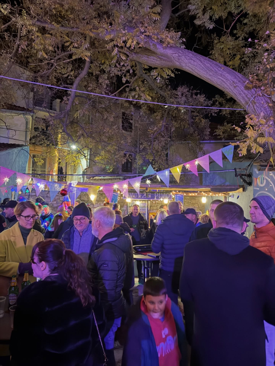 Pjesma i zajedništvo: Božićni sajam u Tisnom zasjao u toploj blagdanskoj atmosferi
