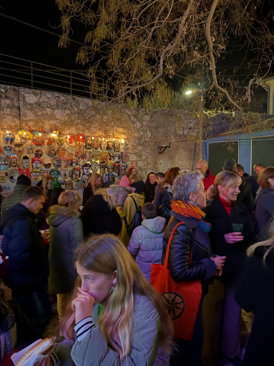 Pjesma i zajedništvo: Božićni sajam u Tisnom zasjao u toploj blagdanskoj atmosferi