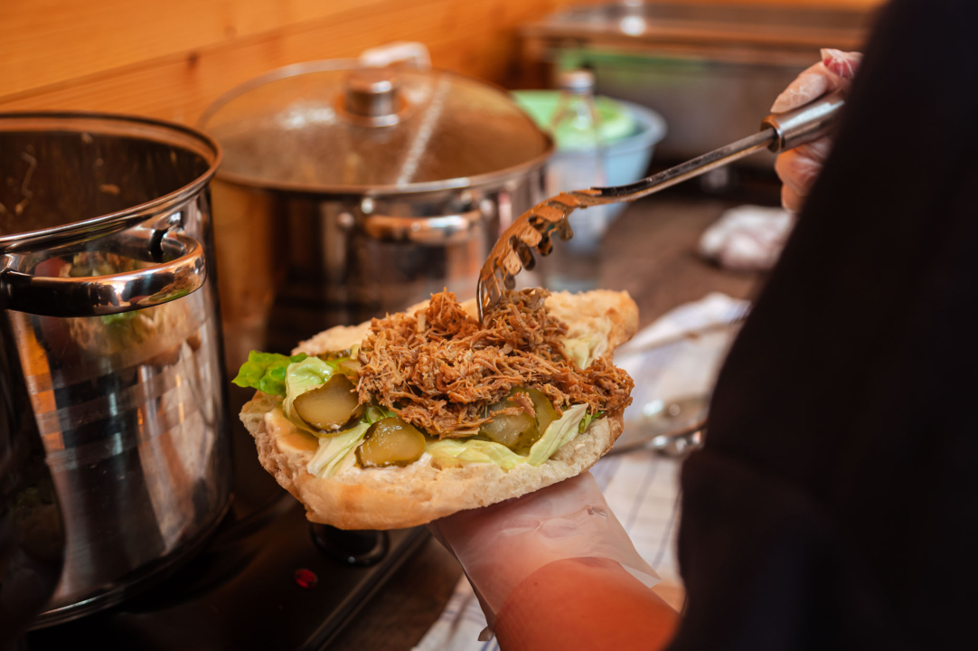 FOTO Novi šibenski street food: Broot Al’ No.1 donosi gotova jela, slasne sendviče i svjetski hit – spud bud krumpir! 