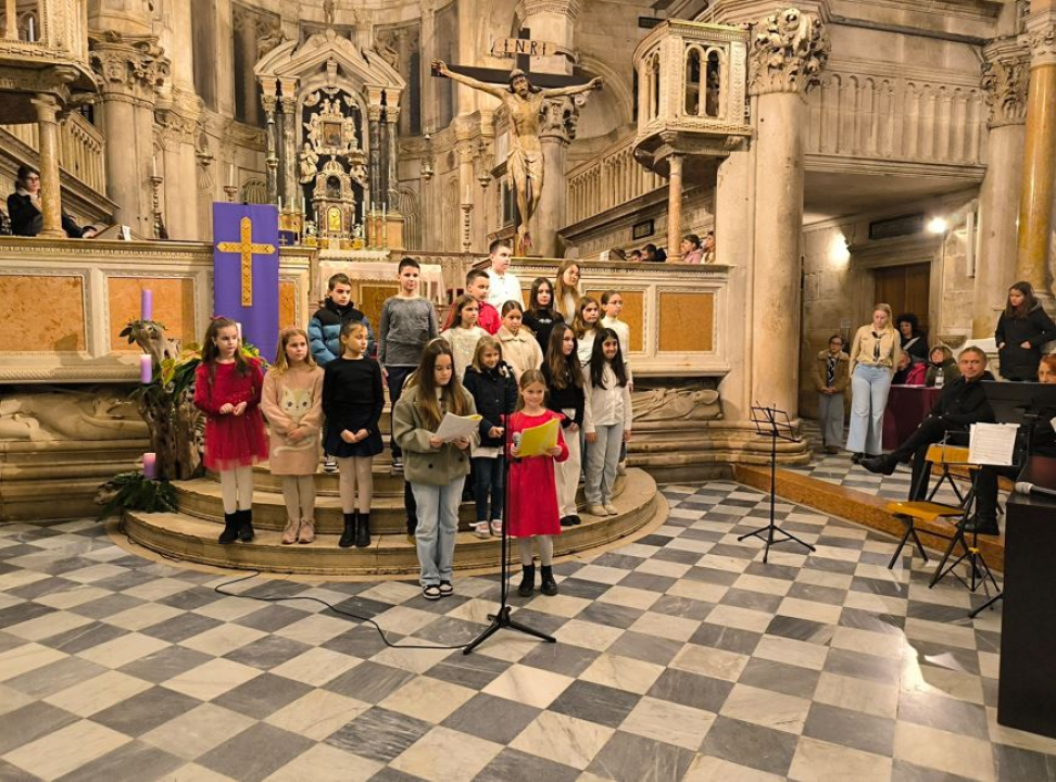 Betlehemsko svjetloobasjalo šibensku Katedralu: Skauti i dječji zborovi u srcu adventa