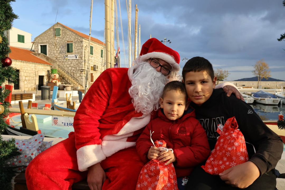 Djed Božićnjak razveselio djecu u Tisnom, Jezerima i Betini, a u Dubravi kod Tisnog Grinch pokušao 'pomutiti planove'