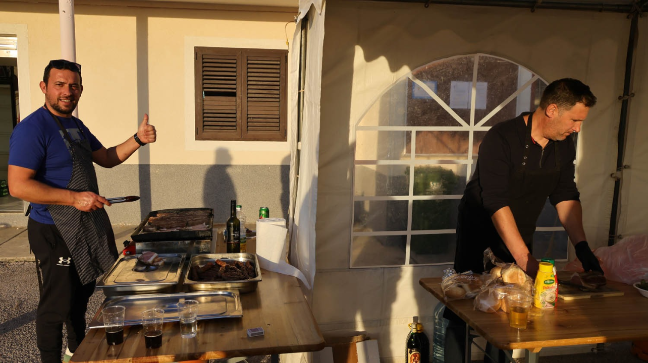 Djed Božićnjak razveselio djecu u Tisnom, Jezerima i Betini, a u Dubravi kod Tisnog Grinch pokušao 'pomutiti planove'