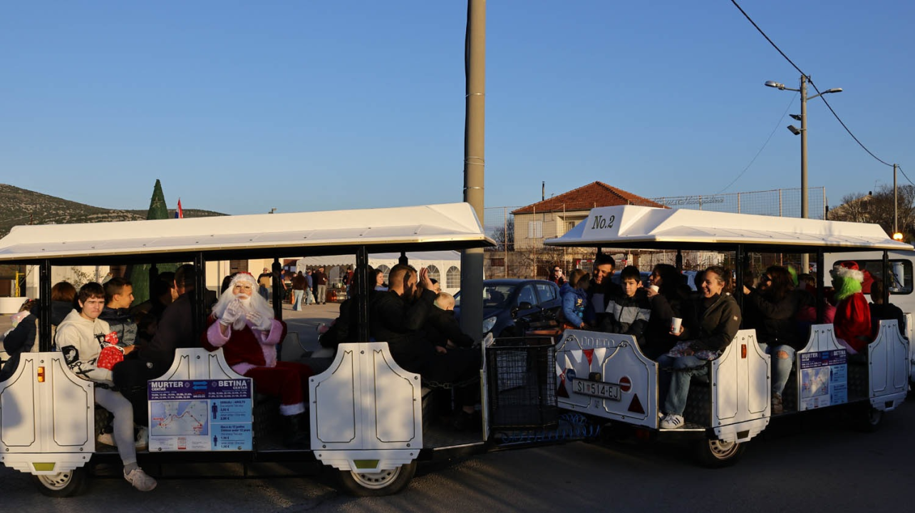 Djed Božićnjak razveselio djecu u Tisnom, Jezerima i Betini, a u Dubravi kod Tisnog Grinch pokušao 'pomutiti planove'