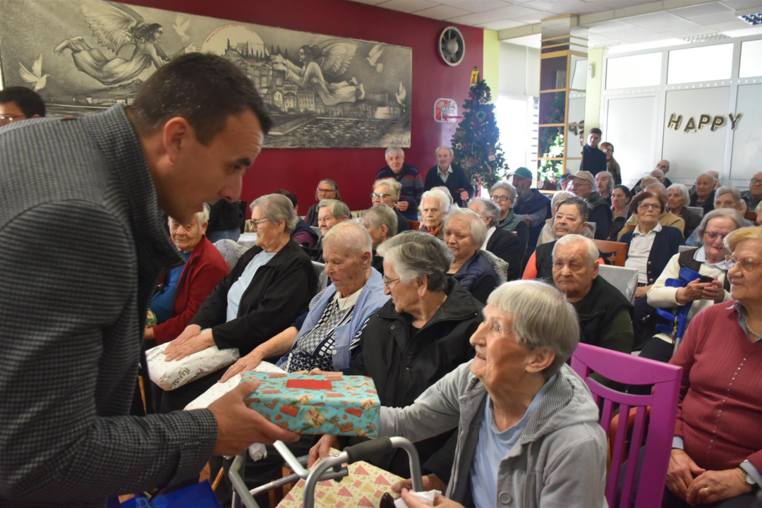 Župan Paško Rakić u blagdanskom posjetu korisnicima Cvjetnog doma