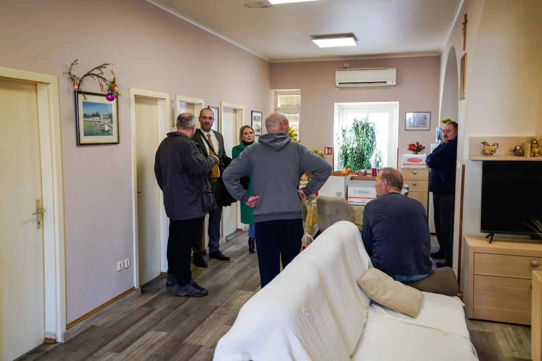 Grad osigurao slastice, pakete hrane i pečenog odojka za šibenske beskućnike