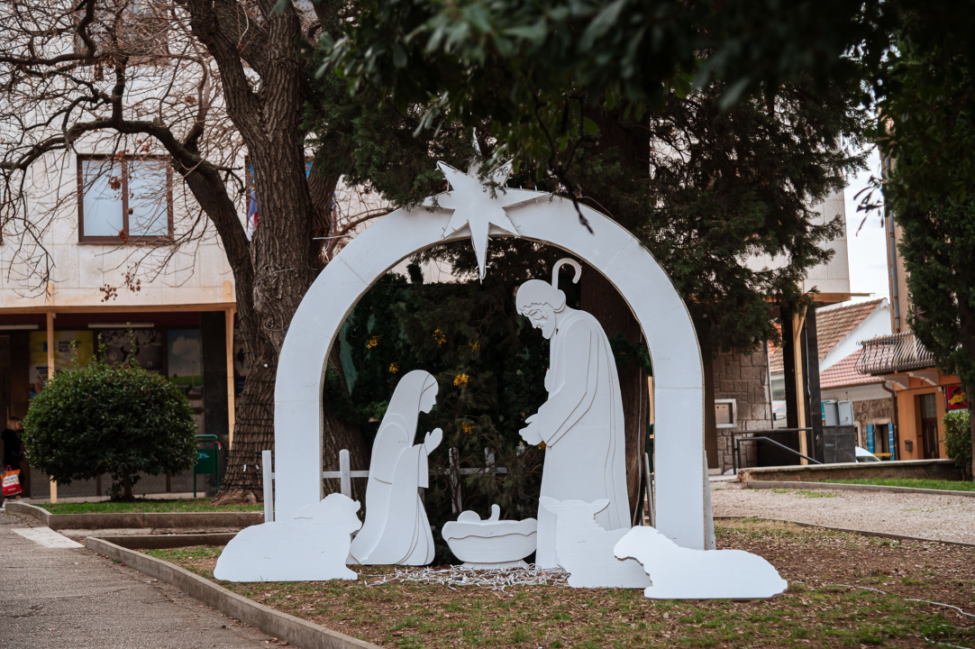 Ispred Gospe vanka Grada postavljene tradicionalne jaslice bračnog para Čelar