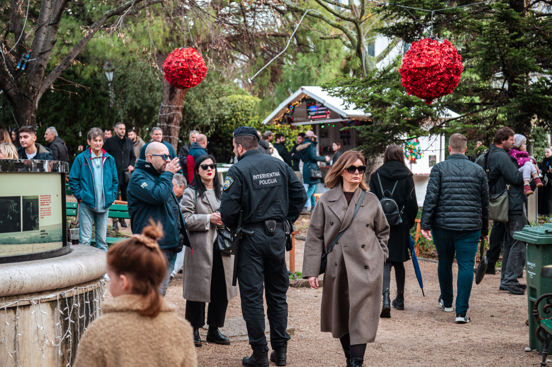 Badnjak u Šibeniku i ove godine uz savršeni soundtrack: Fenixi zapalili park