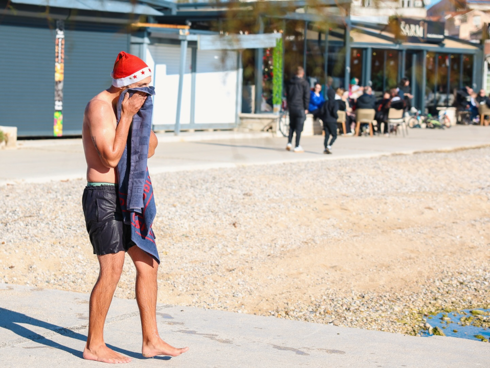 Vodičani danas nastavili tradiciju u bacili se u more na božićnom kupanju