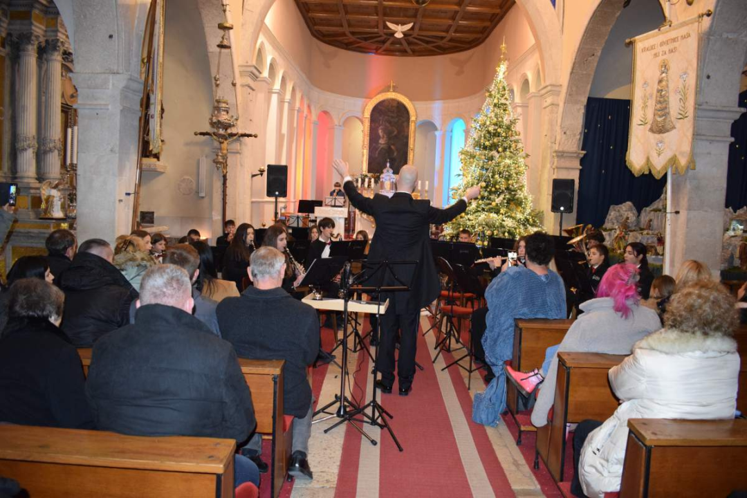 Koncert Puhačkog orkestra Primošten oduševio publiku