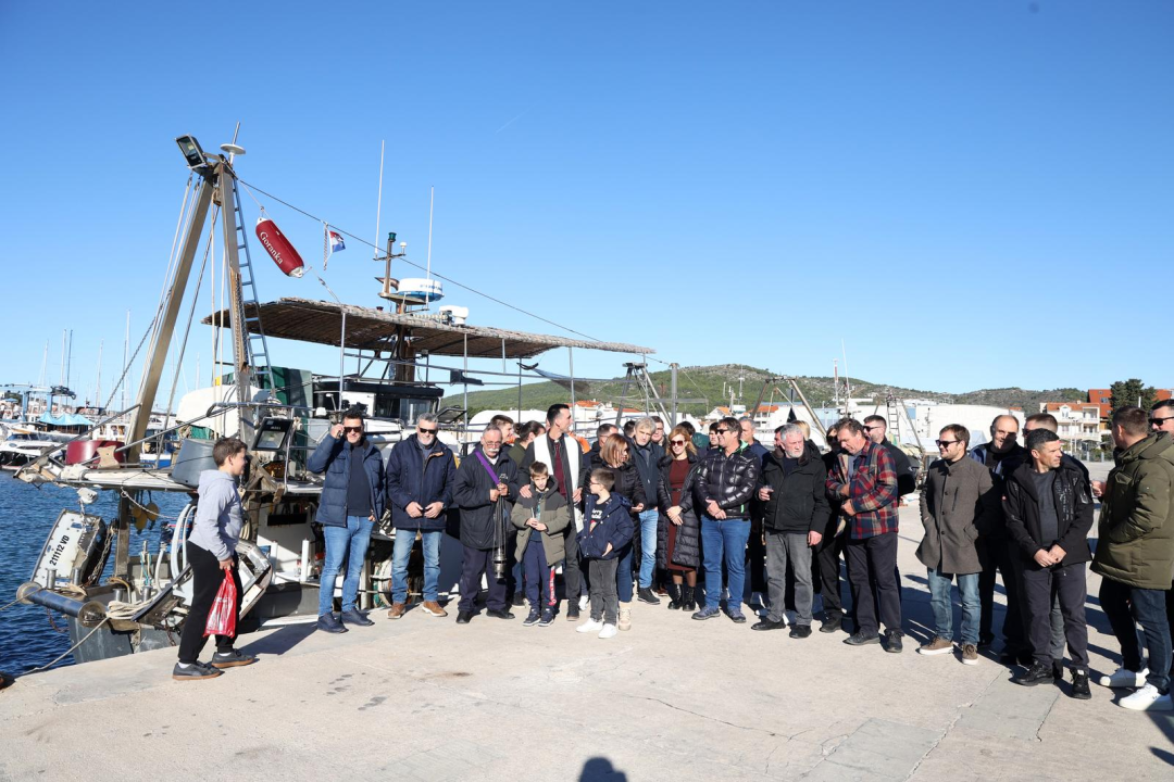 Don Ante Vrcić u Tribunju blagoslovio ribare i brodove