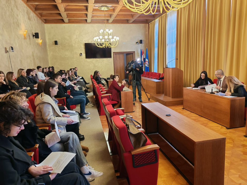 Grad Šibenik podijelio 50 stipendija: Studenti i Danijel Mileta potpisali ugovore u Gradskoj vijećnici