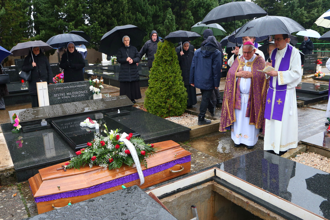 Don Ivan Rojko pokopan u svećeničku grobnicu na Gradskom groblju Kvanj