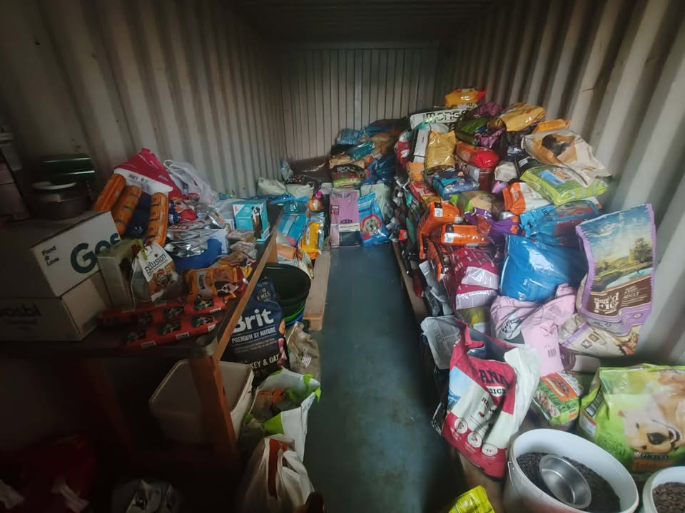 FOTO Kad je već neće u šibenskom AS Eku…Hrana za pse stigla u kninski i zadarski azil