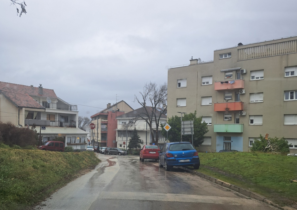 Problemi s parkiranjem na nogostupu svugdje, pa i u Kninu: 'To je sramota'