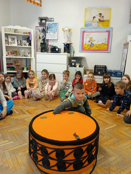 Didaktička Šibenska kapa mališane iz DV Maslina odvela na 'put u šibensku baštinu'