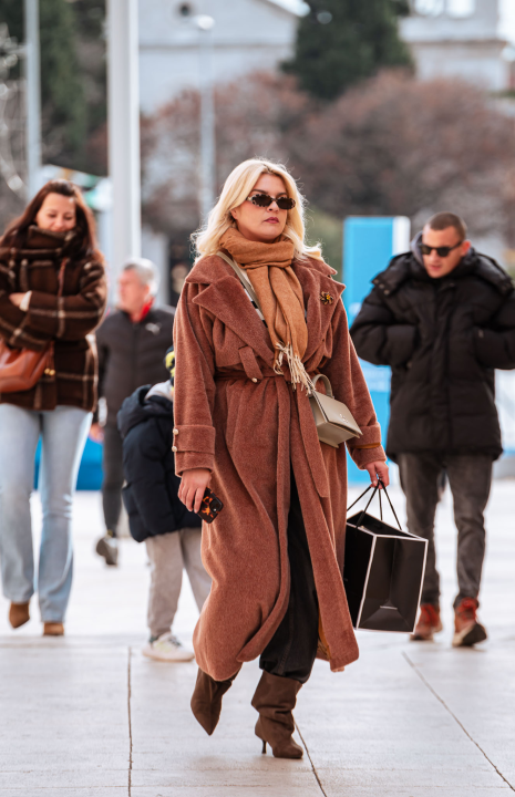 Zimski 'chic' na ulicama: Dugi kaputi i bordo detalji u glavnoj ulozi