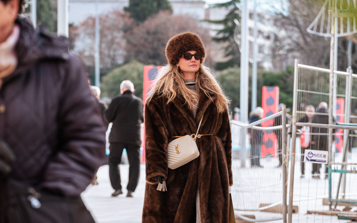 Zimski 'chic' na ulicama: Dugi kaputi i bordo detalji u glavnoj ulozi