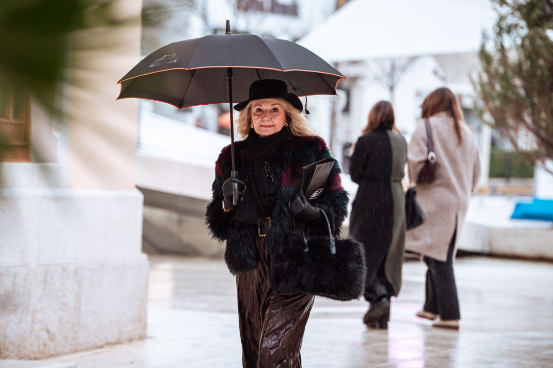 Zimski 'chic' na ulicama: Dugi kaputi i bordo detalji u glavnoj ulozi