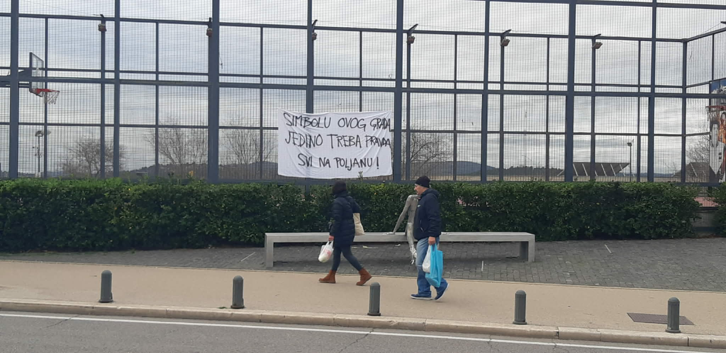 FOTO 'Šibenčani na noge' – Funcuti po gradu izvjesili transparente kojima pozivaju na subotnji mirni skup za spas HNK Šibenika