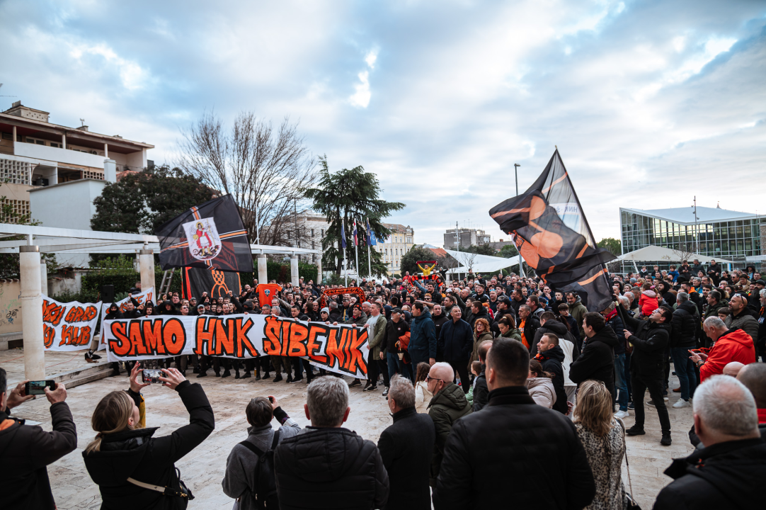 FOTO Funcuti ispred Grada odbili prihvatiti gašenje Šibenika: 'Šta će nam rotori kad nam odu dica?'