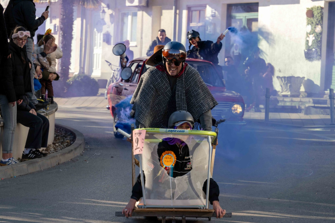 Vodička pokladna tradicija: 3 velika praščića pobjednici trke karića na balinjere