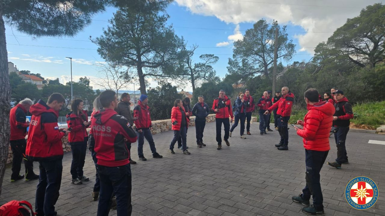 Vježba potrage šibenskih HGSS-ovaca na području Rokića, Šubićevca i Kamenara