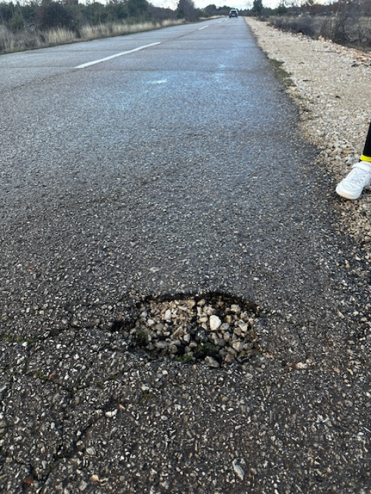 Mještani šibenskog zaleđa očajni zbog stanja ceste: 'Rupe se zakrpaju, obećanja ponove, a asfalt – i dalje čeka'