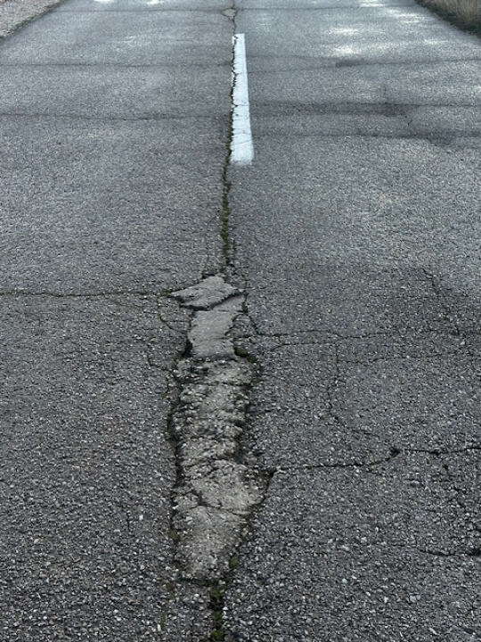 Mještani šibenskog zaleđa očajni zbog stanja ceste: 'Rupe se zakrpaju, obećanja ponove, a asfalt – i dalje čeka'