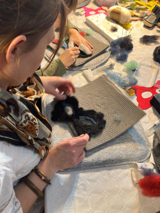 Radionica izrade maski filcanom vunom održana u Art Podrumu