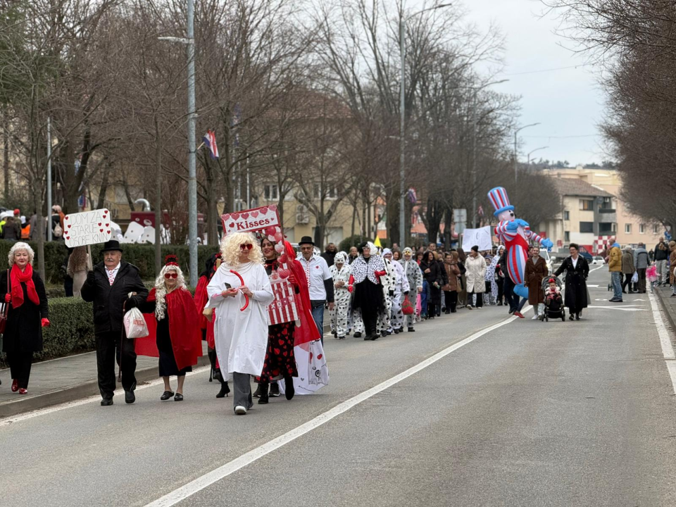 Šarenilo, smijeh i mašta: 350 maškara razveselilo Knin unatoč kiši