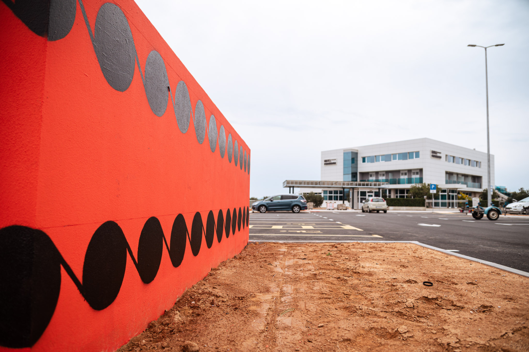 Umjesto navijačkih boja zid na odmorištu Šibenskog mosta 'upao' u tradiciju
