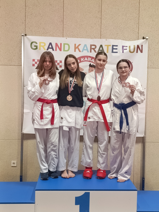 FOTO Karate klub Šibenik 1066 osvojio 12 medalja na turniru 'Grand Karate Fun' u Zagrebu