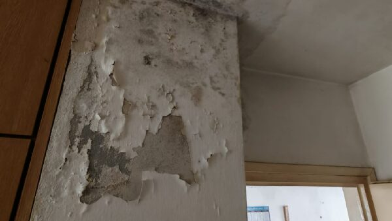 FOTO Nakon energetske obnove zgrade stanovi nekih Drnišana neupotrebljivi su za život