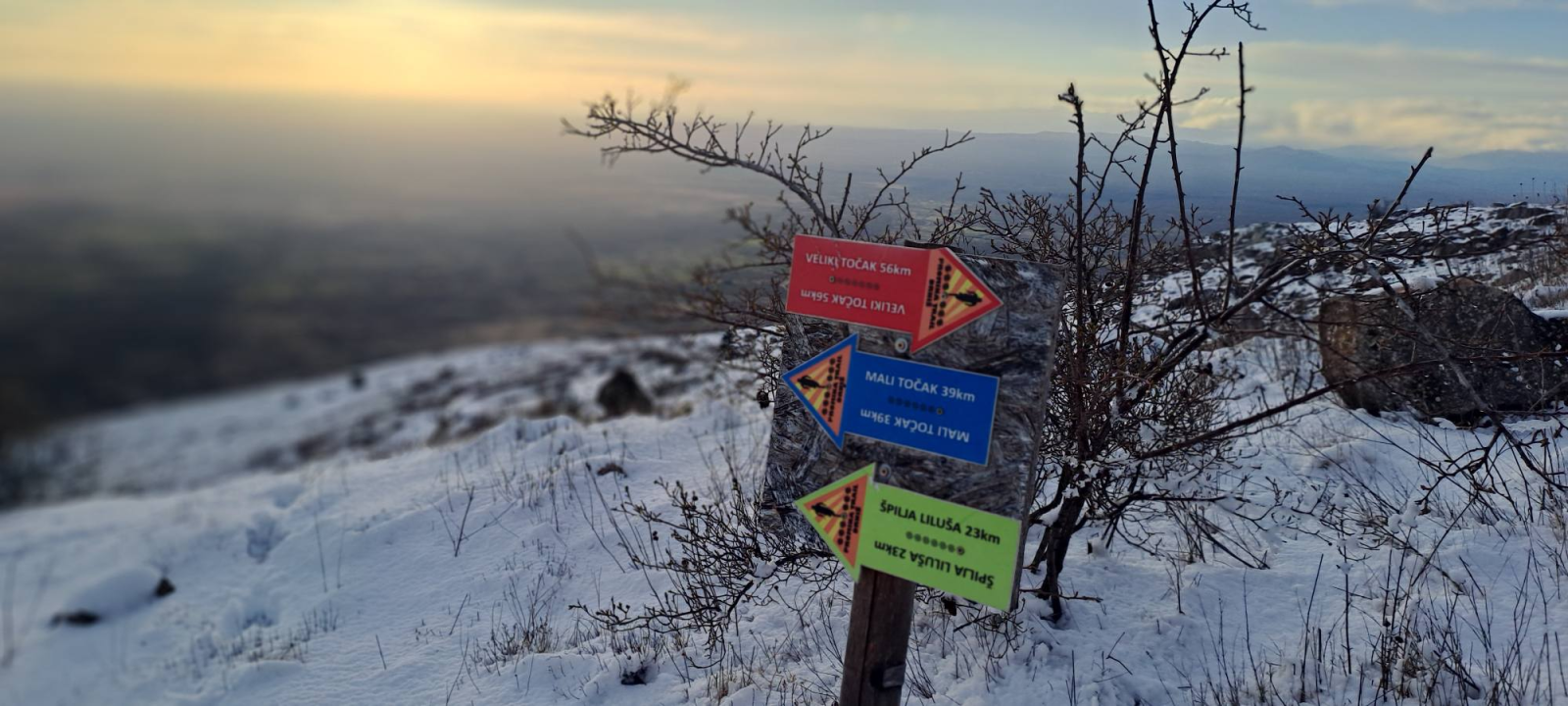 Za vikend se na Promina trailu trčalo u kratkim rukavima, a danas je prekrivena snijegom