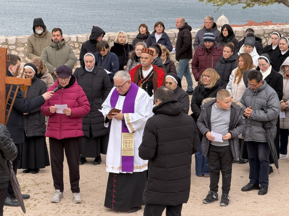 Ususret Cvjetnici održan križni put do tvrđave