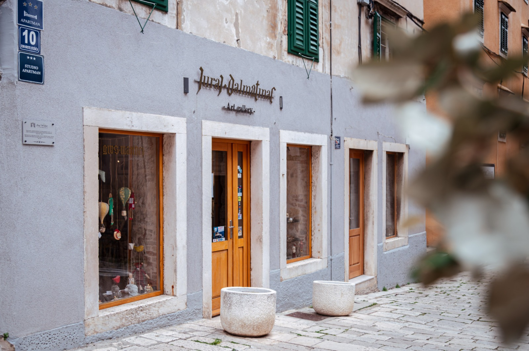 FOTO Proljeće u zraku, a novi komadi i popusti u Galeriji Juraj Dalmatinac!