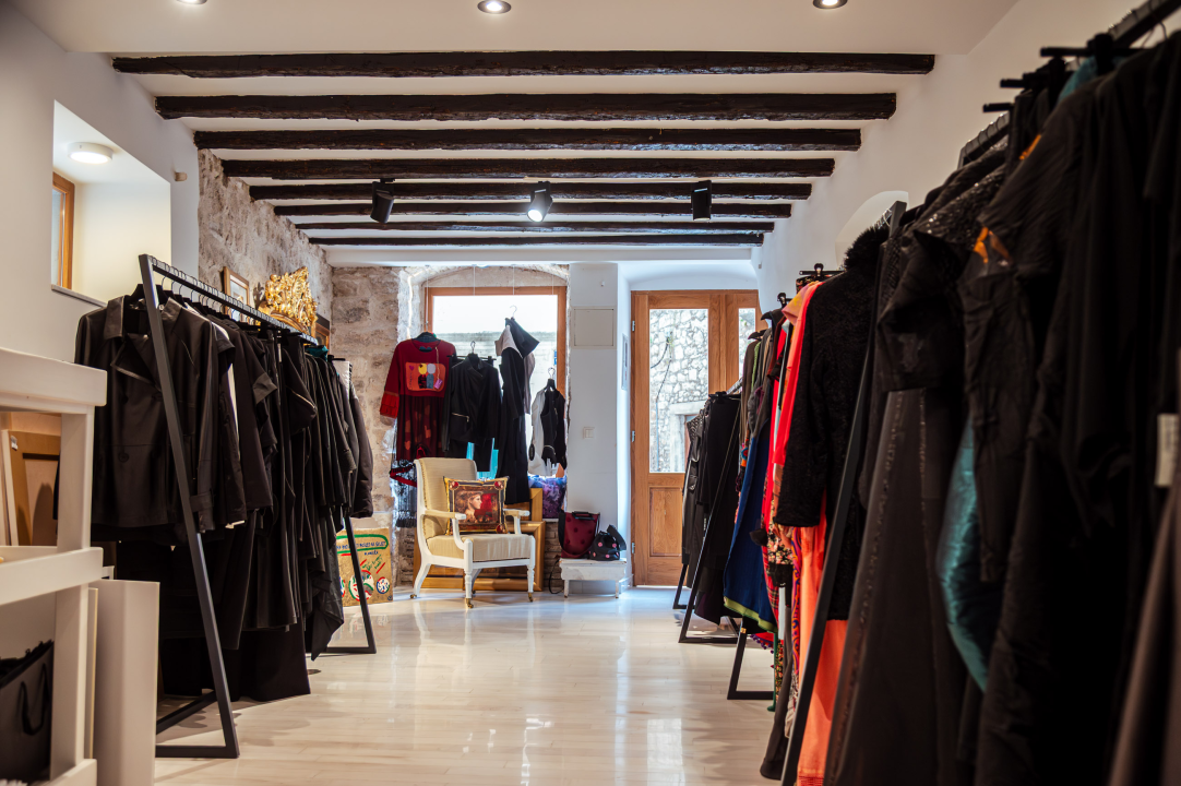 FOTO Proljeće u zraku, a novi komadi i popusti u Galeriji Juraj Dalmatinac!