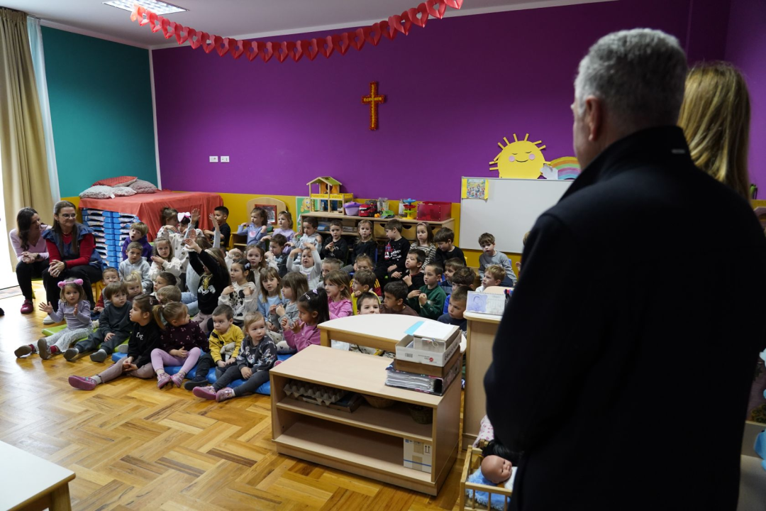 Gradonačelnik posjetio Dječji vrtić Blažena Hozana: Djeci i odgojiteljicama čestitao Uskrs