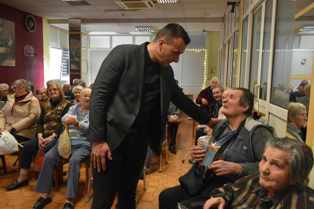 FOTO Župan Rakić posjetio korisnike Cvjetnog doma, podijelio im uskrsne pogače
