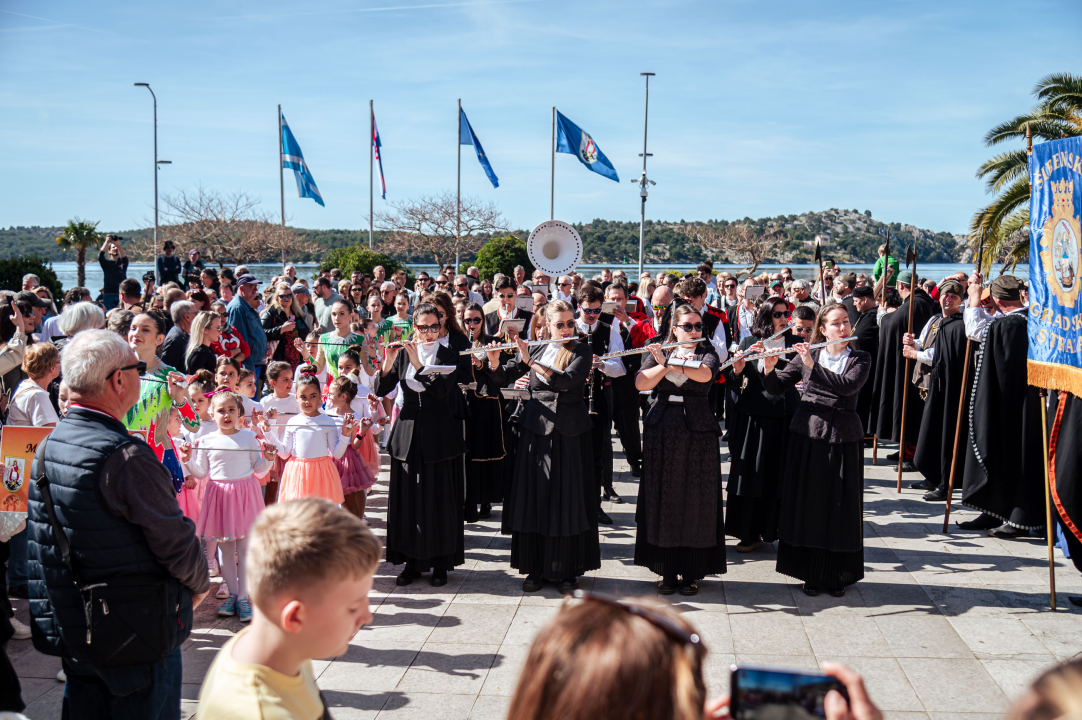 FOTO Obrtnici i ove godine pripremili uskrsni doručak u Šibeniku, glavna zvijezda bila je mega fritaja