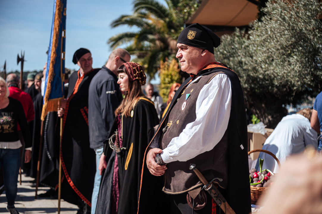 FOTO Obrtnici i ove godine pripremili uskrsni doručak u Šibeniku, glavna zvijezda bila je mega fritaja