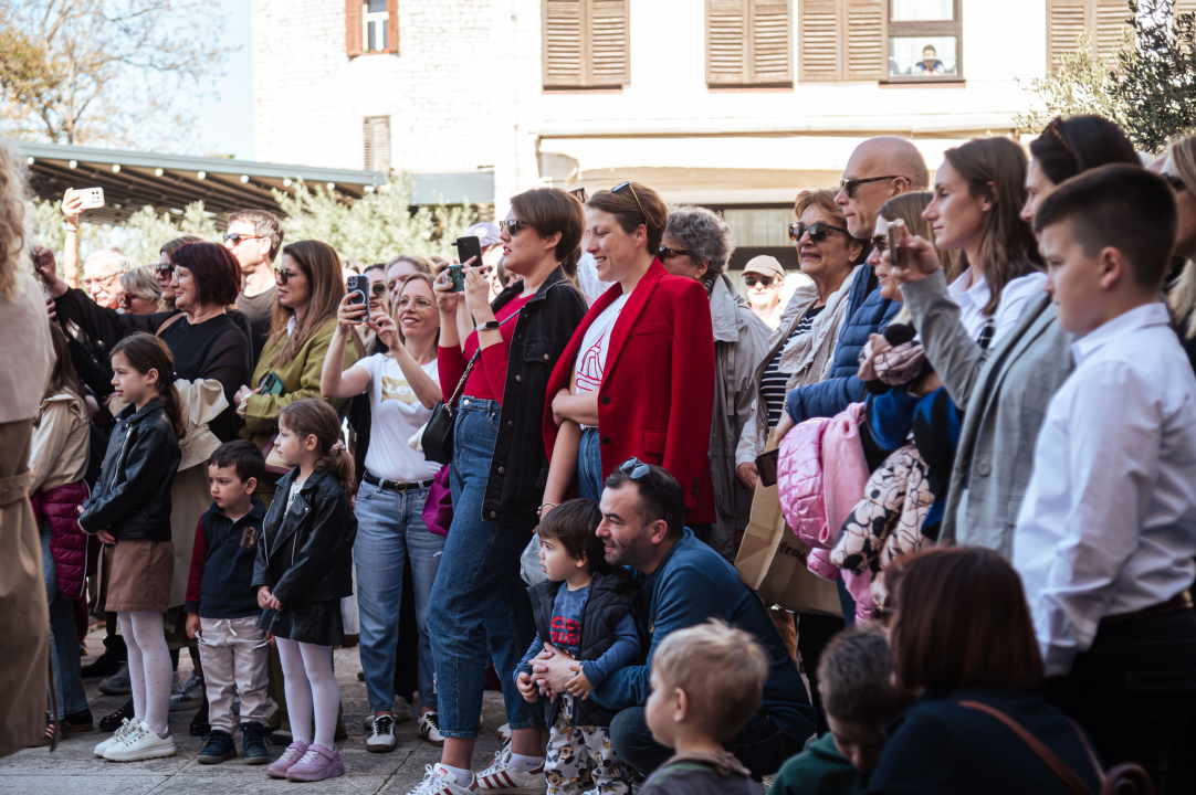 FOTO Obrtnici i ove godine pripremili uskrsni doručak u Šibeniku, glavna zvijezda bila je mega fritaja