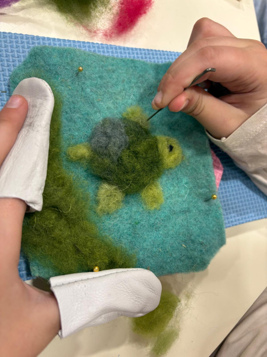 Mali kreativci u šibenskoj knjižnici od vune izrađivali 'Robertov morski ekosustav' 