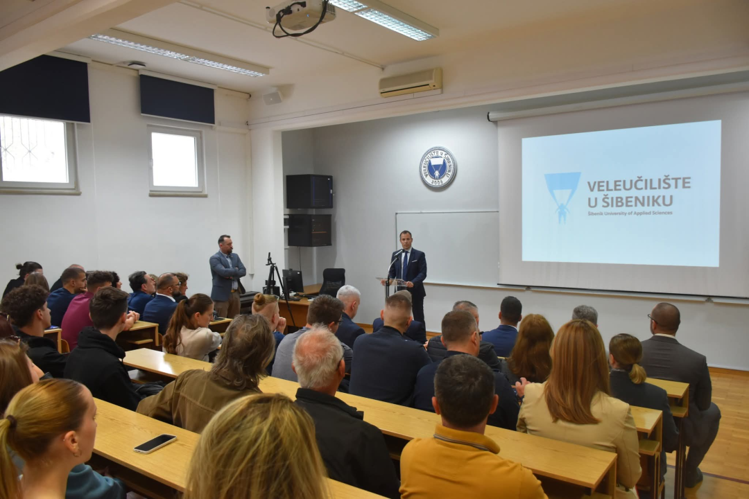Ministar Božinović sa studentima VUŠ-a razgovarao dva sata, bez galame. Evo o čemu.