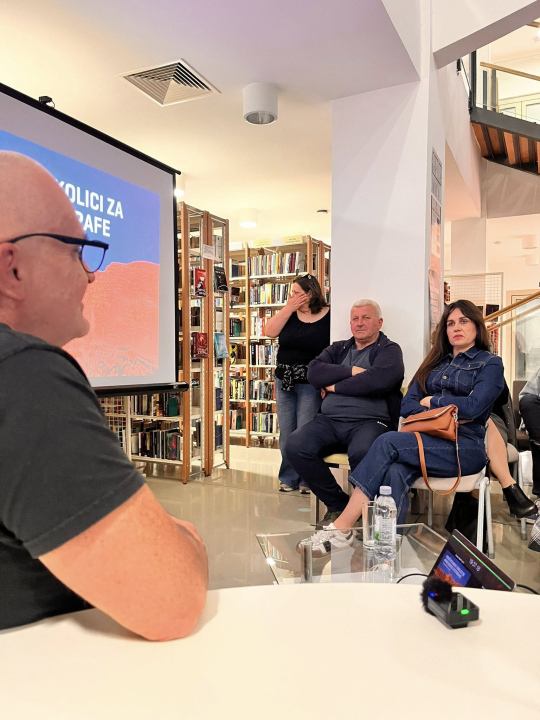 Mićo Samardžija u kninskoj knjižnici predstavio ‘Vodič po Kninu i okolici za avanturiste i fotografe’