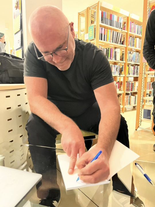 Mićo Samardžija u kninskoj knjižnici predstavio ‘Vodič po Kninu i okolici za avanturiste i fotografe’