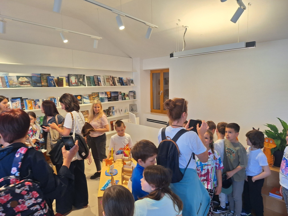 Izložba likovih i literarnih radova osnovnoškolaca 'Mačke' na Zlarinu