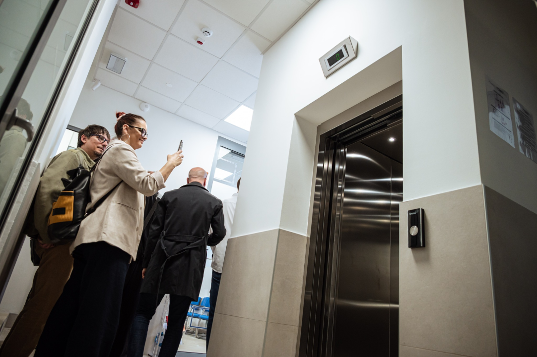 FOTO Burić i Rakić zadovoljni obnovljenom zgradom 'mirovinskog'. A građani? – 'Najviše se veselim liftu!'