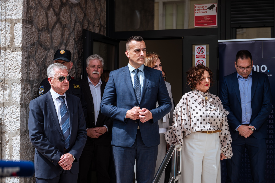 FOTO Burić i Rakić zadovoljni obnovljenom zgradom 'mirovinskog'. A građani? – 'Najviše se veselim liftu!'