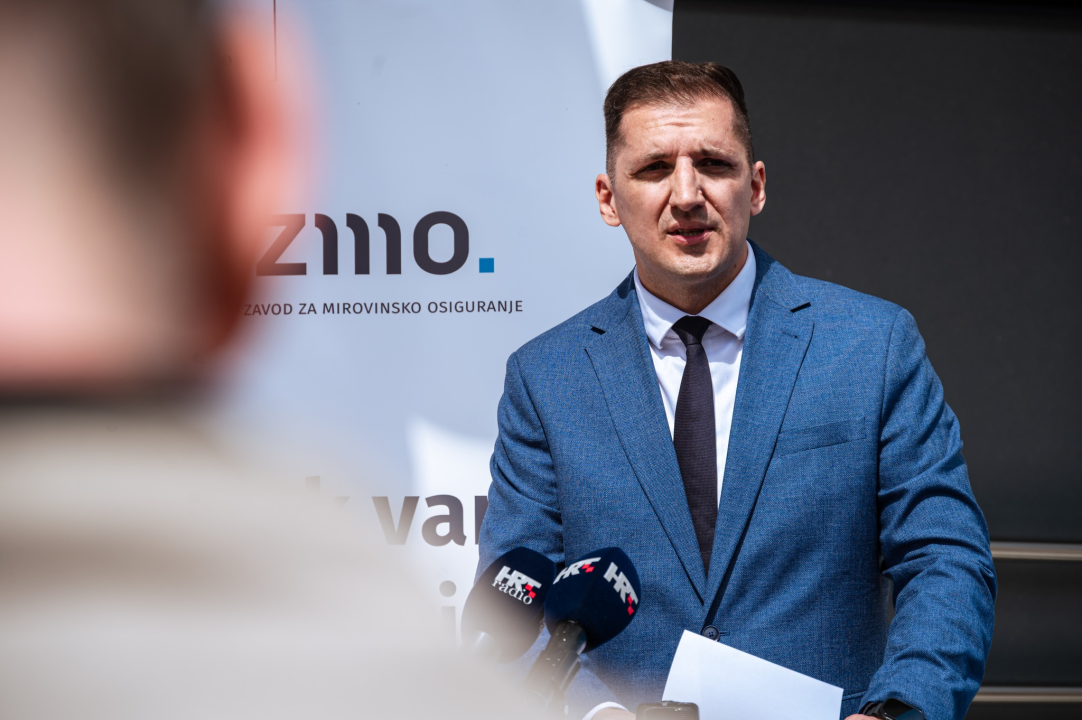 FOTO Burić i Rakić zadovoljni obnovljenom zgradom 'mirovinskog'. A građani? – 'Najviše se veselim liftu!'